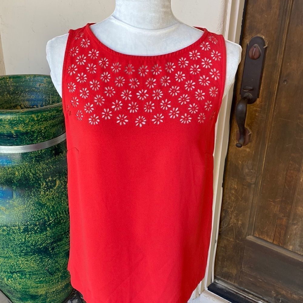 Laser cut flowers sleeveless top zipper back